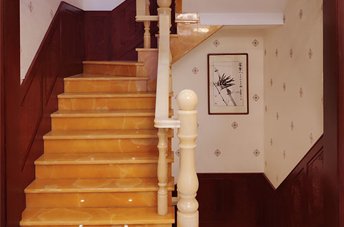 二道江中式别墅室内汉白玉石楼梯的定制安装装饰效果